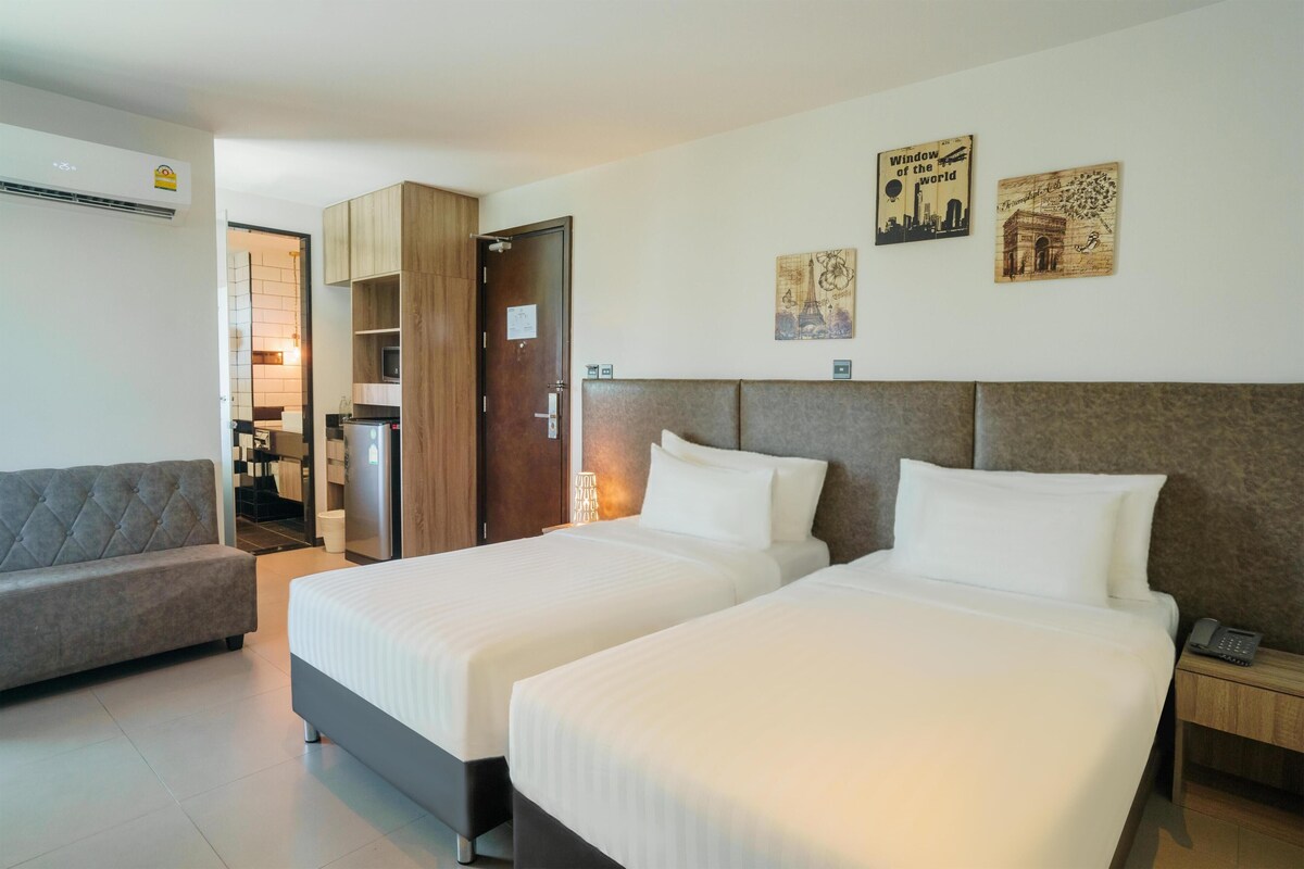 Minibar, in-room safe, desk, WiFi (free)