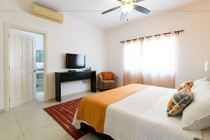 Apartemen Deluks, 3 kamar tidur, di pinggir kolam renang | 1 kamar tidur, brankas, dan setrika/meja setrika