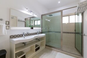 Apartamento luxo, 3 quartos, ao lado da piscina | Banheiro | Chuveiro, produtos de toalete grátis, secador de cabelo 