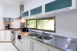 Departamento Deluxe, 3 habitaciones, junto a la alberca | Cocina privada | Refrigerador, microondas, cafetera y tetera y utensilios de cocina 