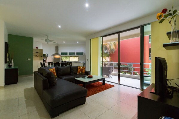 Deluxe Apartment, 3 Bedrooms, Poolside | Living room