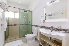 Apartemen Deluks, 3 kamar tidur, di pinggir kolam renang | Kamar mandi | Shower, perlengkapan mandi gratis, pengering rambut, dan handuk