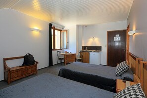 Twin Room | Premium bedding, desk, rollaway beds, free WiFi - Hôtel Le Bastide (Nasbinals)