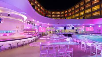 6 bares, 2 bares en la piscina, 2 bares junto a la piscina