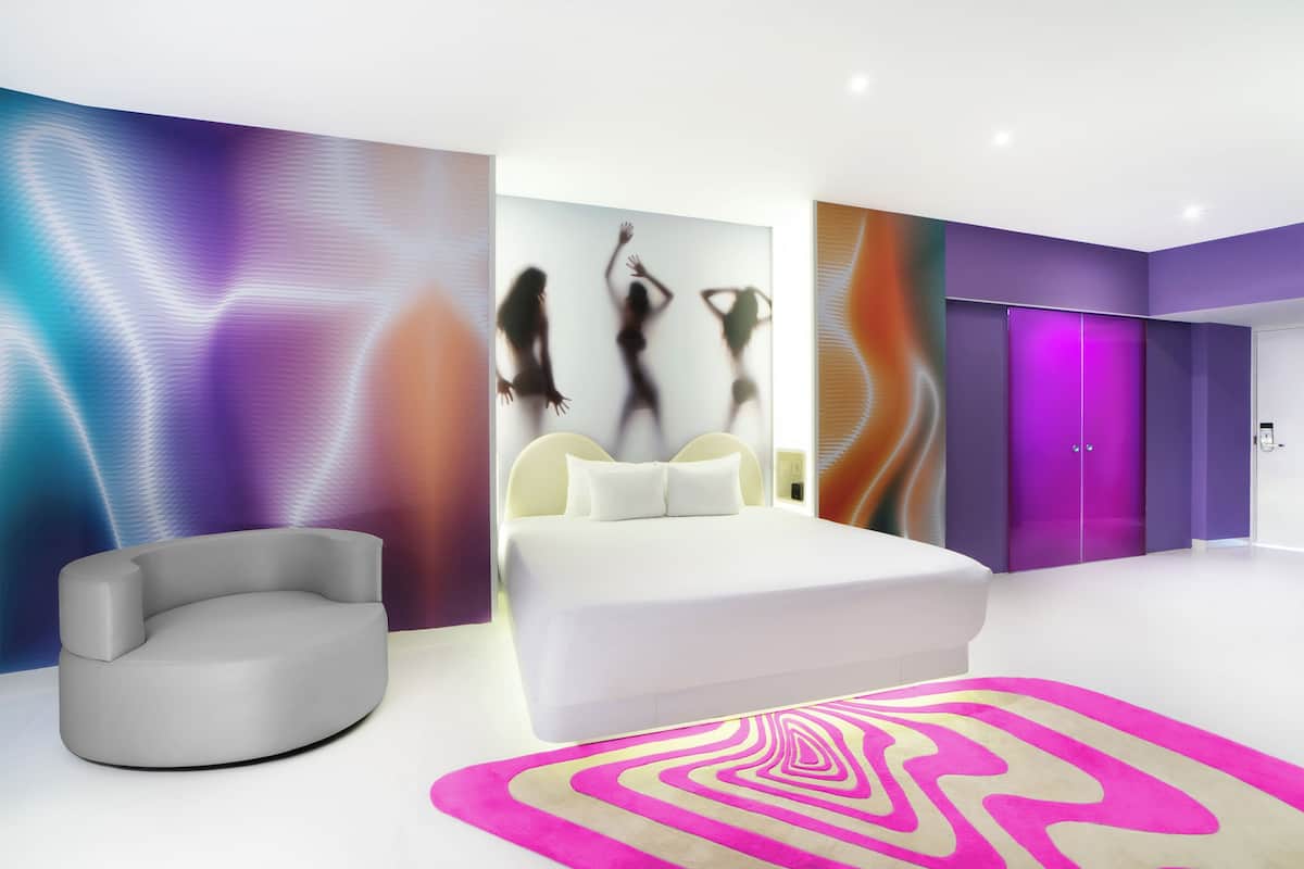 Ropa de cama de alta calidad y minibar con artículos gratuitos