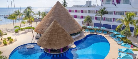 2 ulkouima-allasta, aurinkovarjoja, aurinkotuoleja