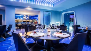 7 restaurantes, se sirven desayunos, comidas, cenas y cocina asiática