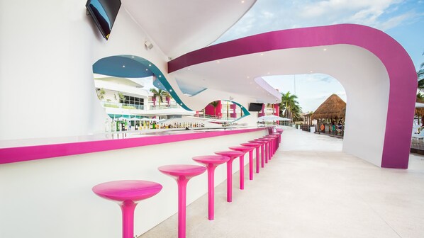 Poolside bar - Temptation at The Tower Cancún All Inclusive - Adults Only (Cancun)
