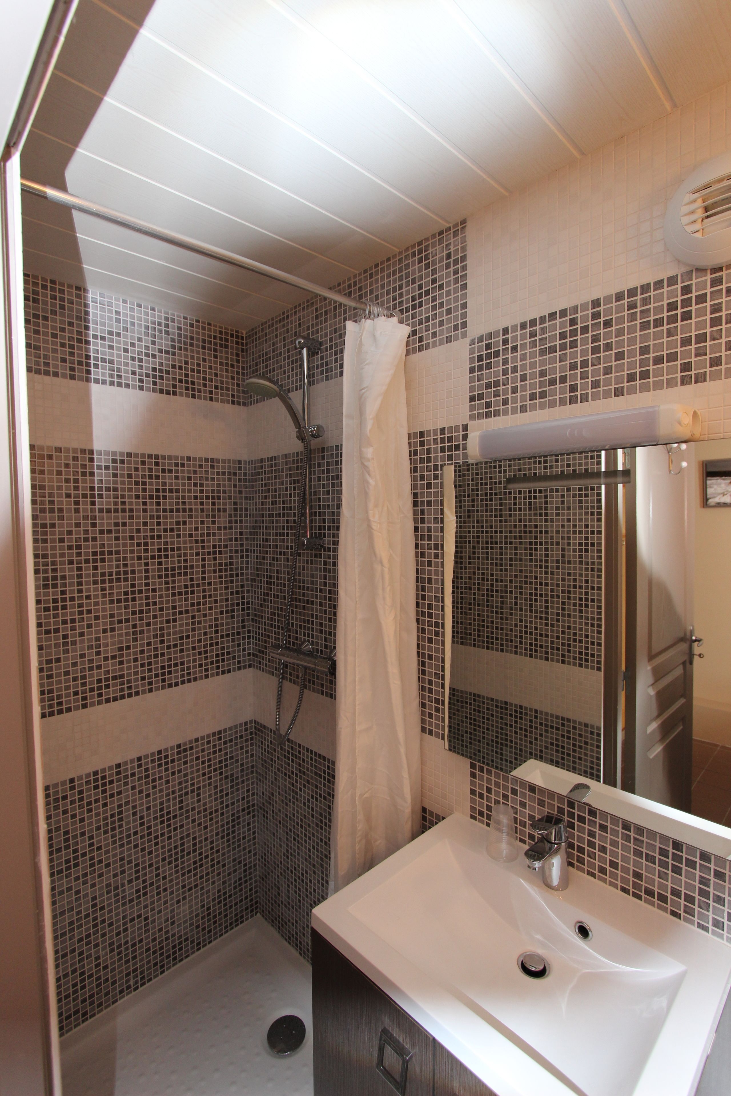 Tweepersoonskamer, privébadkamer | Badkamer | Een douche, een regendouche, gratis toiletartikelen, handdoeken