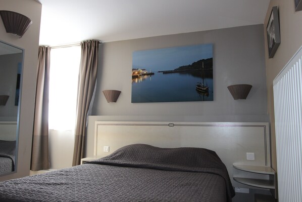 Dobbeltrom, privat bad | Sengetøy av topp kvalitet, skrivebord og skrivebord for bærbar PC