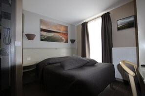 Comfort tweepersoonskamer, niet-roken, privébadkamer | Luxe beddengoed, een bureau, een laptopwerkplek