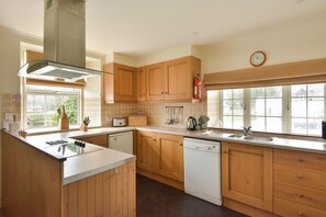 Casa de campo (Lower Cooperage) | Cocina privada | Frigorífico grande, microondas, horno y placa de cocina