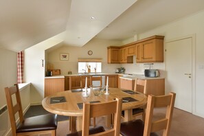 Cottage (Upper Cooperage) | Private kitchen | Full-size fridge, microwave, oven, stovetop