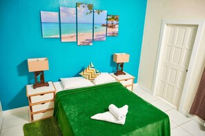 Tabla de planchar con plancha, wifi gratis y ropa de cama