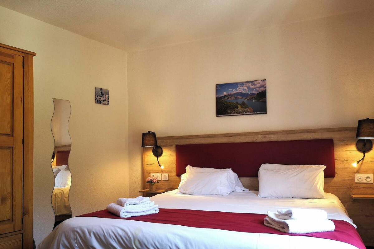 1 bedroom, desk, blackout curtains, soundproofing