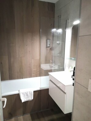 Deep soaking tub, free toiletries, hair dryer, towels - Hôtel Espace (Montclar)