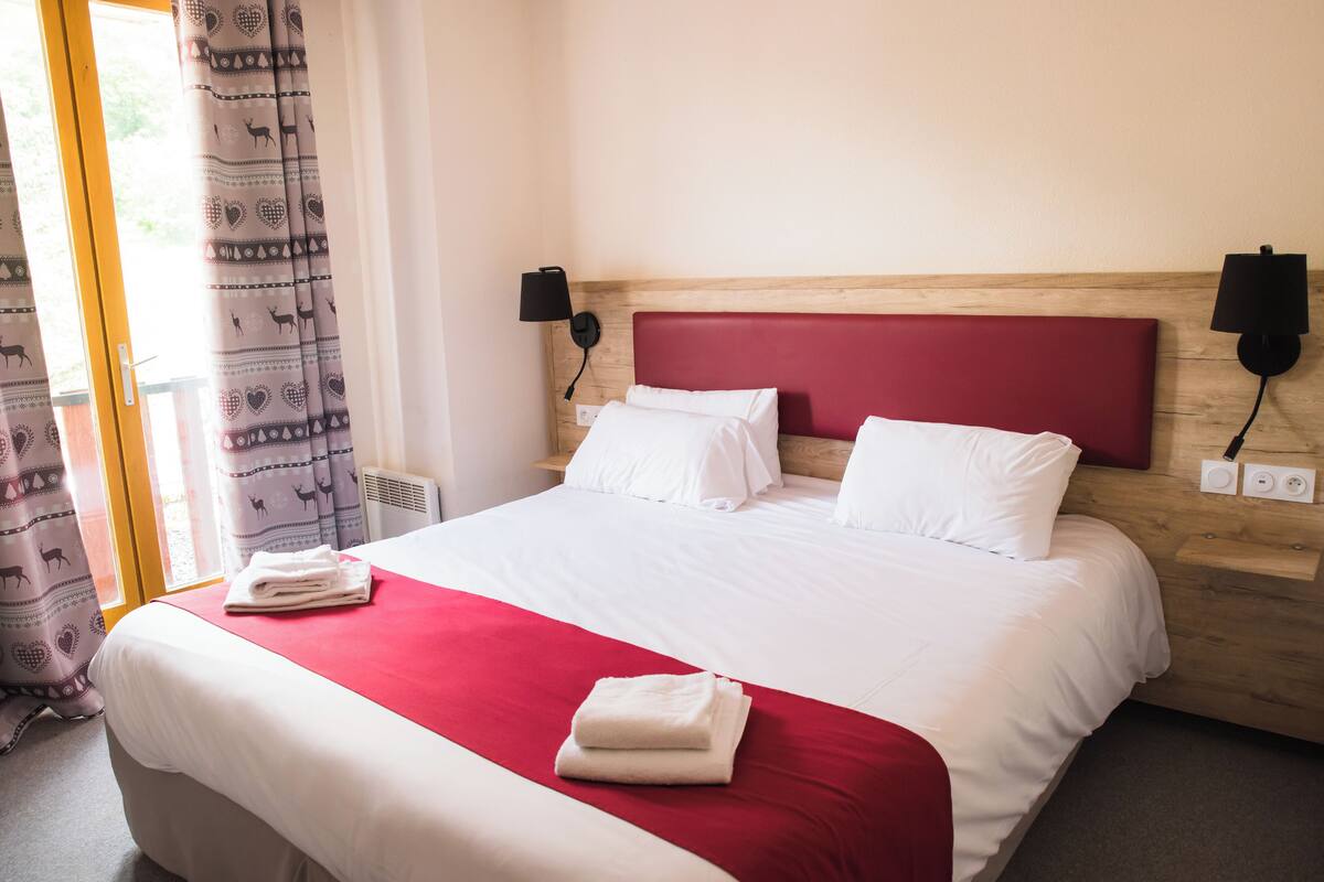 double room | 1 bedroom, desk, blackout curtains, soundproofing