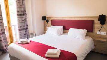 Tweepersoonskamer | Een bureau, verduisterende gordijnen, geluiddichte muren