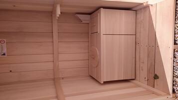Un interior de madera con un armario empotrado y una pequeña rejilla de ventilación.