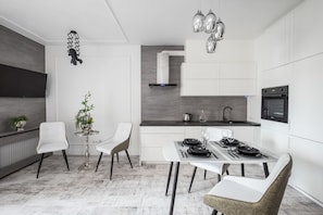 Refrigerador, horno, placa de cocina, cafetera/tetera
