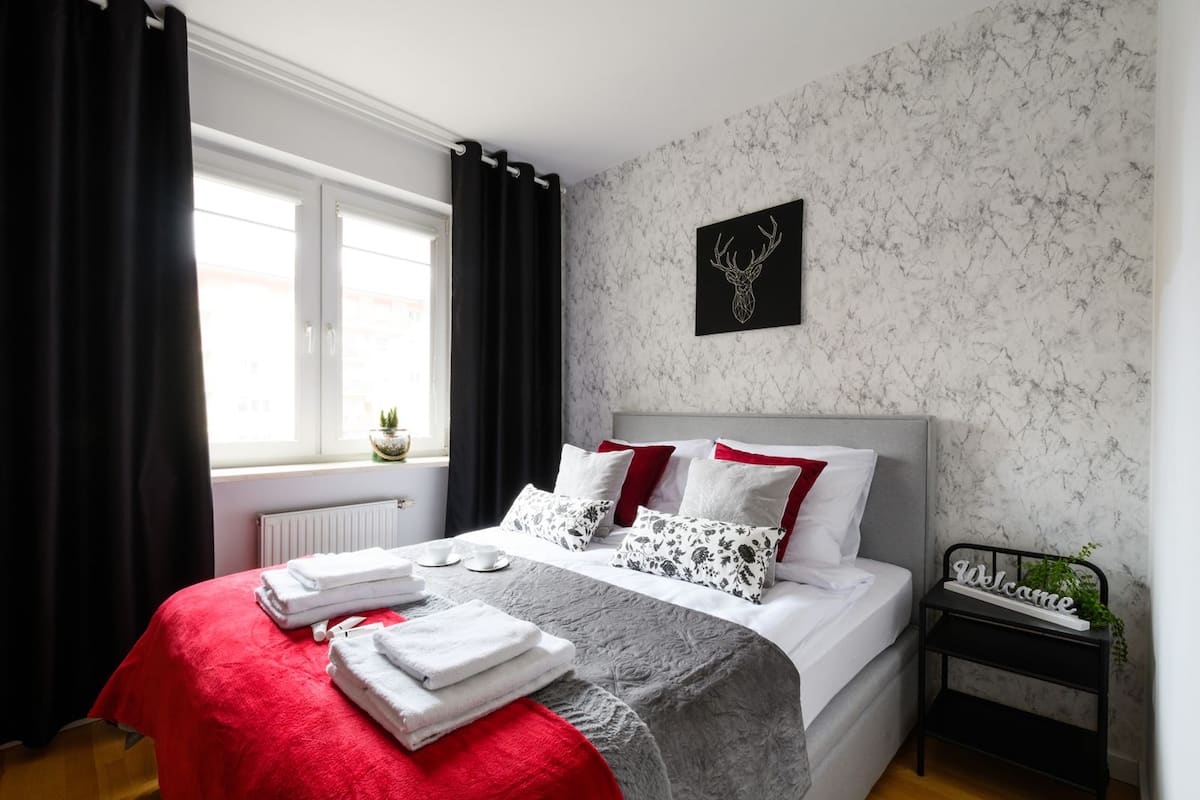 Deluxe Apartment | 2 bedrooms, laptop workspace, iron/ironing board, cots/infant beds