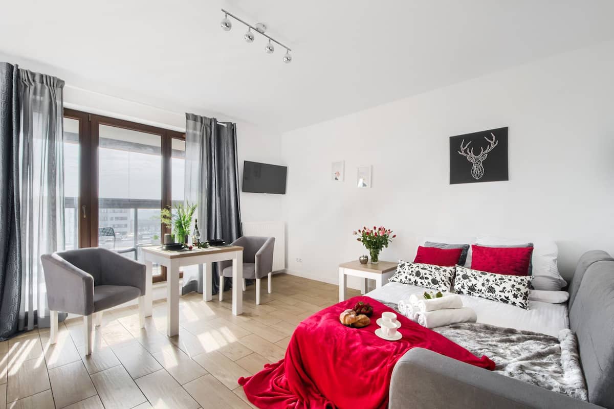 Premium Studio Suite | Living area | Flat-screen TV