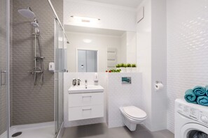 Suite Confort, 2 habitaciones | Baño | Tina, tina profunda, amenidades de baño gratuitas, secadora de cabello 
