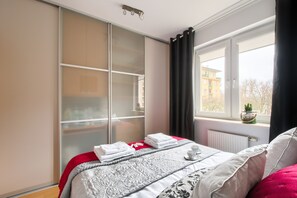 Deluxe Apartment | 2 bedrooms, laptop workspace, iron/ironing board, cots/infant beds