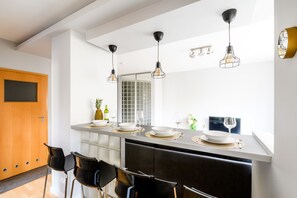 Deluxe Apartment | Private kitchen | Fridge, oven, stovetop, coffee/tea maker