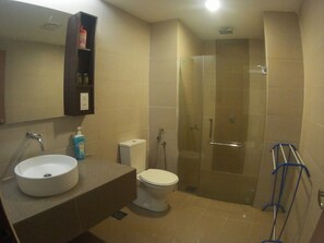 Studio Apartment Triple Room | Bathroom | Shower, free toiletries, hair dryer, towels