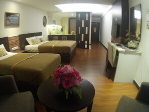 ห้องทริปเปิล (Studio Apartment) | โต๊ะทำงาน, เตารีด/โต๊ะรีดผ้า