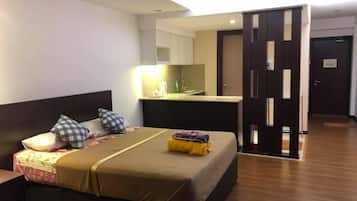 Triple Room (Studio Apartment) | Meja, seterika/papan seterika, Wi-fi percuma 