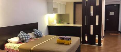 Triple Room (Studio Apartment) | Meja, seterika/papan seterika, Wi-fi percuma 