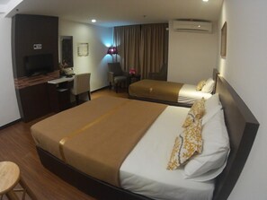 ห้องทริปเปิล (Studio Apartment) | โต๊ะทำงาน, เ ตารีด/โต๊ะรีดผ้า