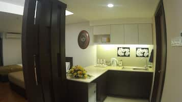 Studio Apartment Triple Room | Private kitchenette | Fridge, microwave, coffee/tea maker, electric kettle