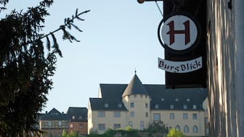 En skylt med bokstaven ’H’ och ordet ’Burgblick’ som visar att det är ett hotell.