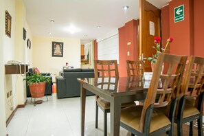 Fridge, microwave, cookware/dishes/utensils, dining tables - Apart Hotel Incamin (Arequipa)