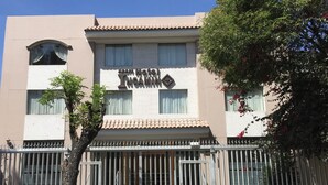 A hotel with a sign reading "Hotel TNCAMINAS". - Apart Hotel Incamin (Arequipa)