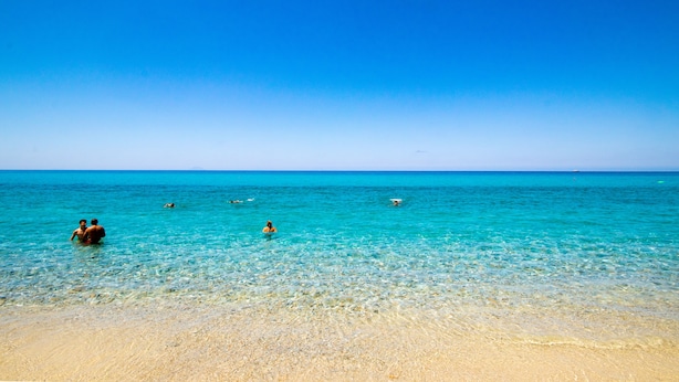 A beach with clear turquoise water and a sandy shore. - BV Kalafiorita Resort (Zambrone)