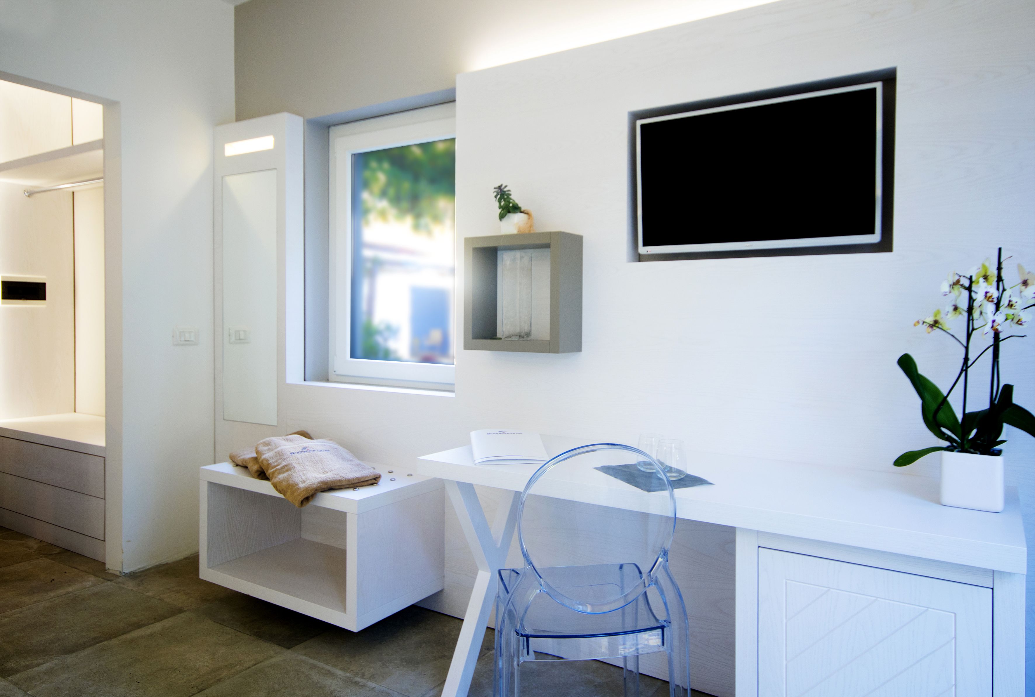 minibar, in-room safe, desk, free wifi