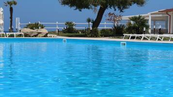 Außenpool, Infinity-Pool, Sonnenschirme, Liegestühle