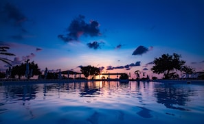 Piscine extérieure, piscine à débordement, parasols de plage