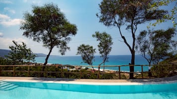 Piscine extérieure, piscine à débordement, parasols de plage