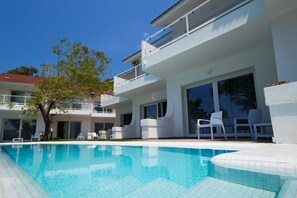 Außenpool, Infinity-Pool, Sonnenschirme, Liegestühle