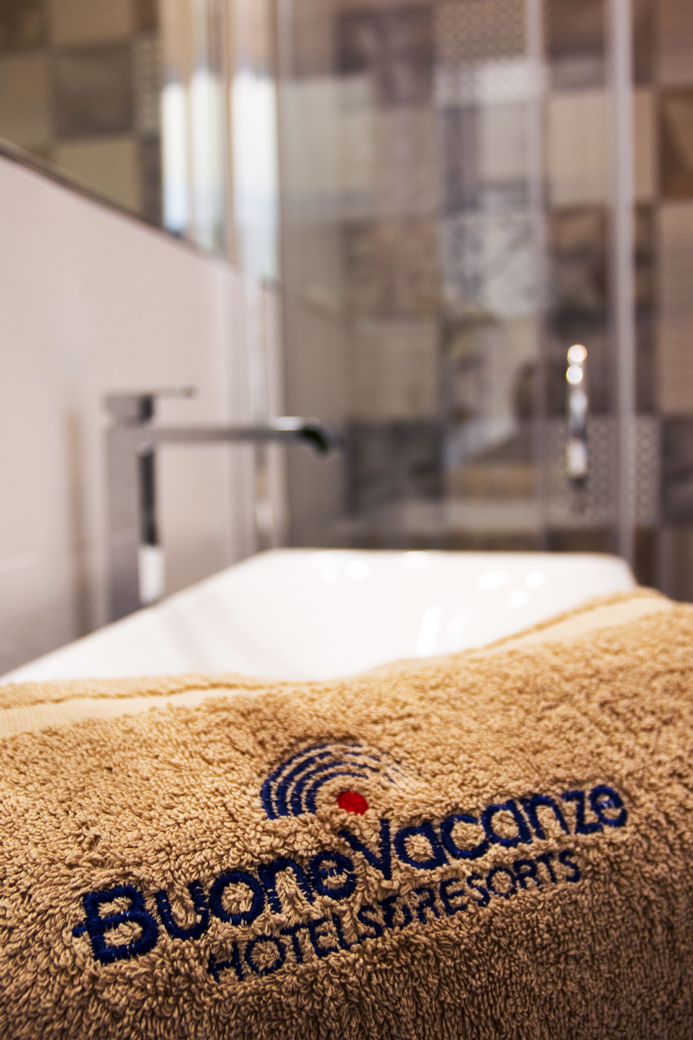 Un asciugamano con ricamato il logo "Buone Vacanze Hotels Resorts".