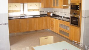 Villa, 4 habitaciones, junto a la alberca | Cocina privada