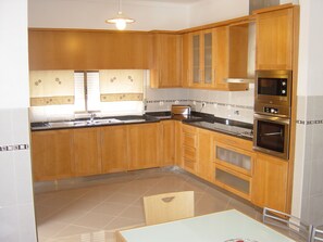 Villa, 4 slaapkamers, aan het zwembad | Privékeuken | Een koelkast met diepvriezer, een microgolfoven, een oven, een kookplaat