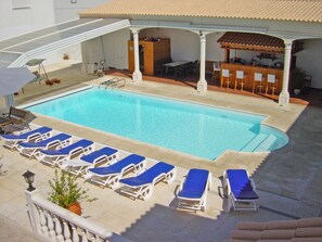 Piscina coberta, piscina a l'aire lliure, para-sols i gandules 