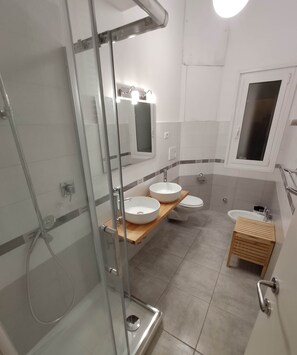 Shower, free toiletries, hair dryer, towels - Double B Ferruccio I (Rome)