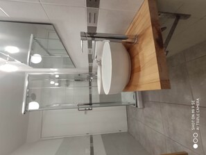 家庭房, 私人浴室 (External) | 浴室 | 淋浴设施、免费洗浴用品、吹风机、毛巾